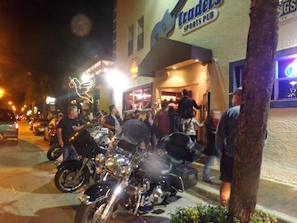 Trader's Pub is packed on New Year's Eve on Flagler / Headline Surfer